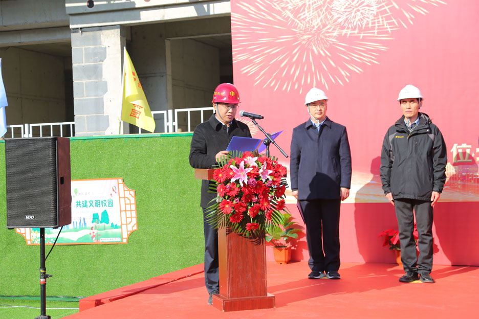 集團(tuán)公司董事長(zhǎng)孫涌出席中國(guó)海洋大學(xué)浮山校區(qū)人才公寓項(xiàng)目封頂儀式(圖2) 集團(tuán)公司董事長(zhǎng)孫涌出席中國(guó)海洋大學(xué)浮山校區(qū)人才公寓項(xiàng)目封頂儀式(圖2)